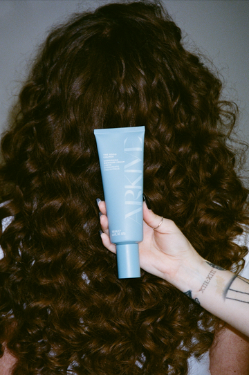 How To Keep Curly Hair Moisturised With Just One Product - The Good Calmer